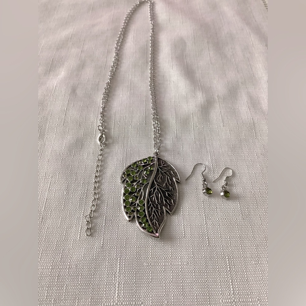 Leaf Shaped Silver Tone Pendant Necklace and Earrings